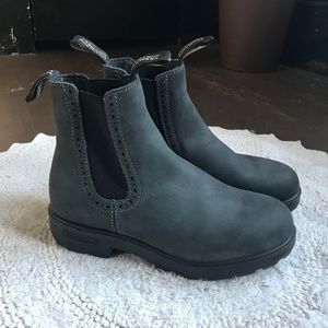Practically New Black Blundstone 1630s, US Size 7